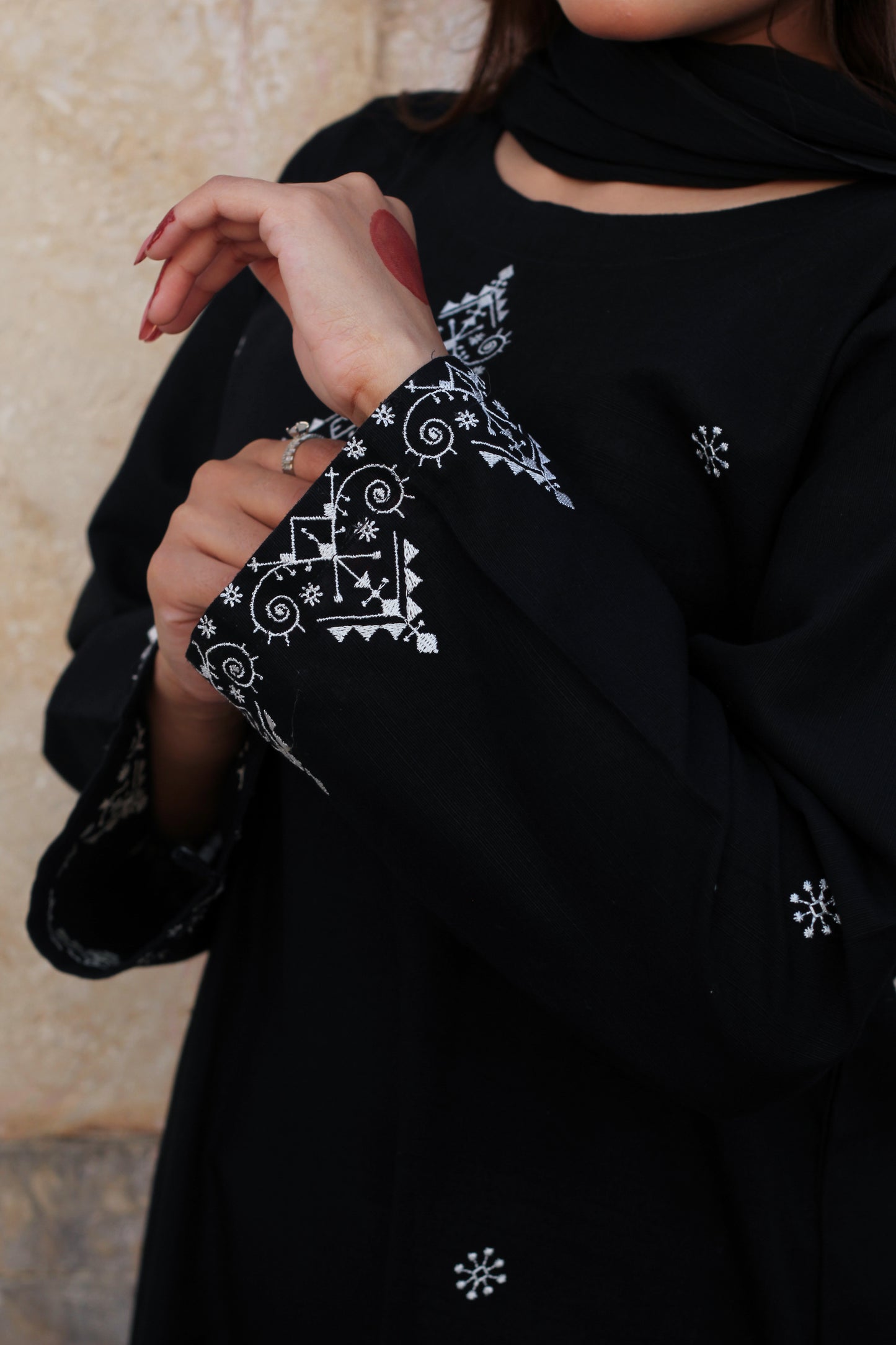 MIDNIGHT WHITE EMBROIDERED KHADDAR SUIT (2-PIECE)