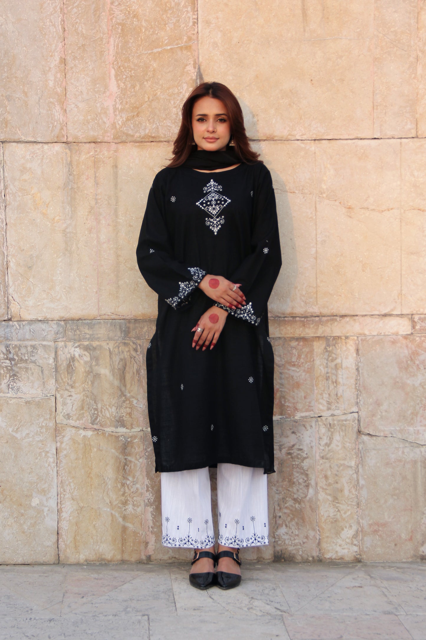 MIDNIGHT WHITE EMBROIDERED KHADDAR SUIT (2-PIECE)
